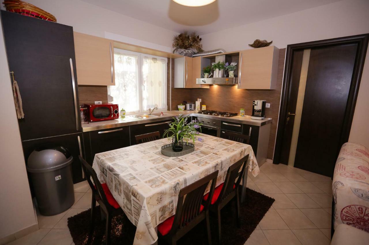 Pine-Tree Apt W/ Private Garden 50 M From The Sea Golem  Exterior photo