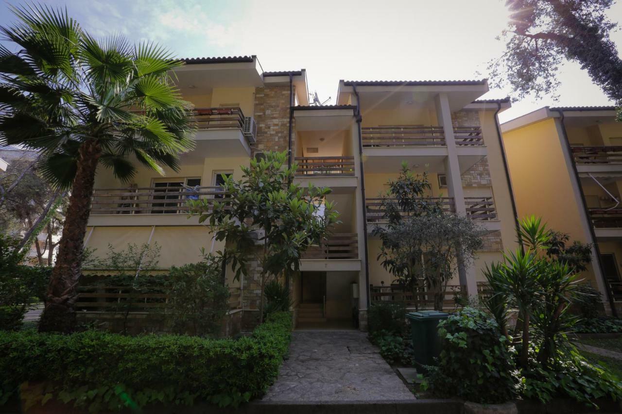 Pine-Tree Apt W/ Private Garden 50 M From The Sea Golem  Exterior photo